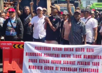 Nyaris Ricuh, Dua Kelompok Massa Beda Tuntutan Geruduk Kantor Perhutani Kediri