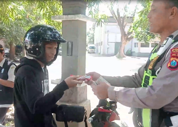 Kesadaran Pajak Kendaraan Menurun, Razia Gabungan di Tulungagung Hadiahi Pengendara Taat dengan Cokelat