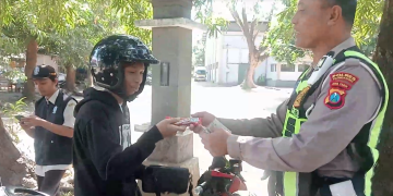 Kesadaran Pajak Kendaraan Menurun, Razia Gabungan di Tulungagung Hadiahi Pengendara Taat dengan Cokelat