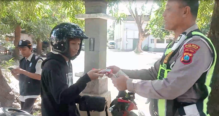 Kesadaran Pajak Kendaraan Menurun, Razia Gabungan di Tulungagung Hadiahi Pengendara Taat dengan Cokelat