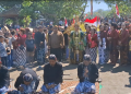Merawat Warisan Leluhur, Ratusan Warga Pantai Sidem Tulungagung Gelar Larung Sembonyo