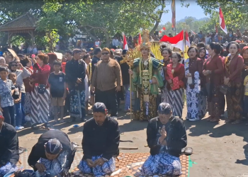 Merawat Warisan Leluhur, Ratusan Warga Pantai Sidem Tulungagung Gelar Larung Sembonyo
