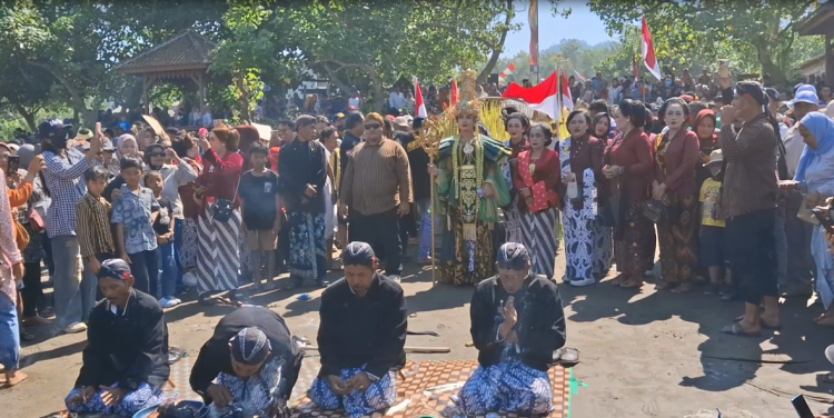 Merawat Warisan Leluhur, Ratusan Warga Pantai Sidem Tulungagung Gelar Larung Sembonyo