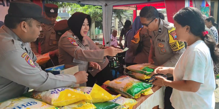 Harga Kebutuhan Pokok Melambung, Warga Kediri Antusias Serbu Pasar Murah di Mapolsek Ngasem