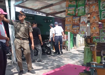 Kembalikan Hak Pejalan Kaki, Petugas Gabungan Tertibkan PKL dan Parkir Liar di Trotoar Tulungagung
