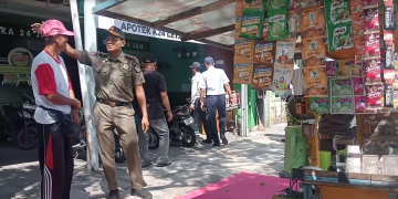Kembalikan Hak Pejalan Kaki, Petugas Gabungan Tertibkan PKL dan Parkir Liar di Trotoar Tulungagung