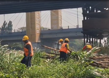 Sambut Hari Jadi ke-1147, Pemkot Kediri Bersihkan Tumpukan Sampah di Cagar Budaya Jembatan Lama