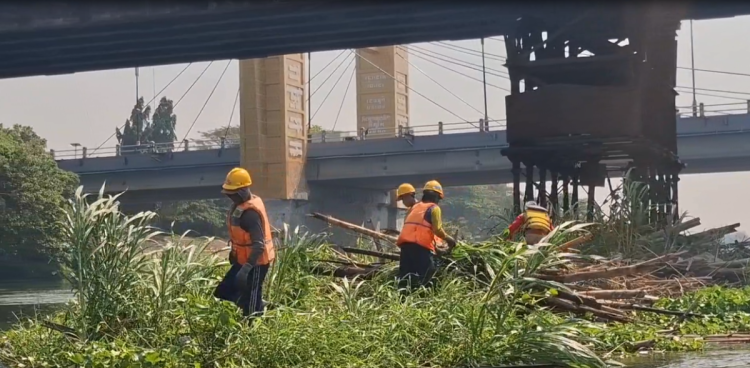 Sambut Hari Jadi ke-1147, Pemkot Kediri Bersihkan Tumpukan Sampah di Cagar Budaya Jembatan Lama
