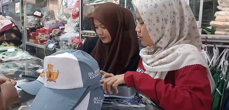 Tahun Ajaran Baru, Toko Seragam di Tulungagung Diserbu Pembeli