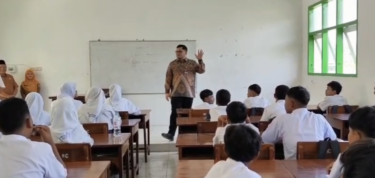 Pantau Hari Pertama MPLS, Bupati Kediri Wanti-Wanti Sekolah Jangan Persulit Masalah Seragam