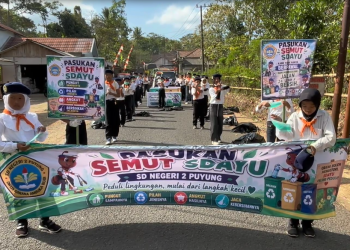 Bukan Sekadar Pawai, Pasukan Semut SD Negeri 2 Puyung Menyapu Sampah di Rute Budaya Pule