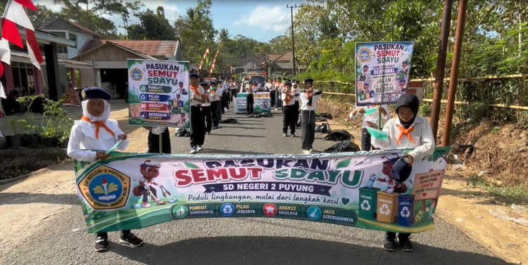 Bukan Sekadar Pawai, Pasukan Semut SD Negeri 2 Puyung Menyapu Sampah di Rute Budaya Pule