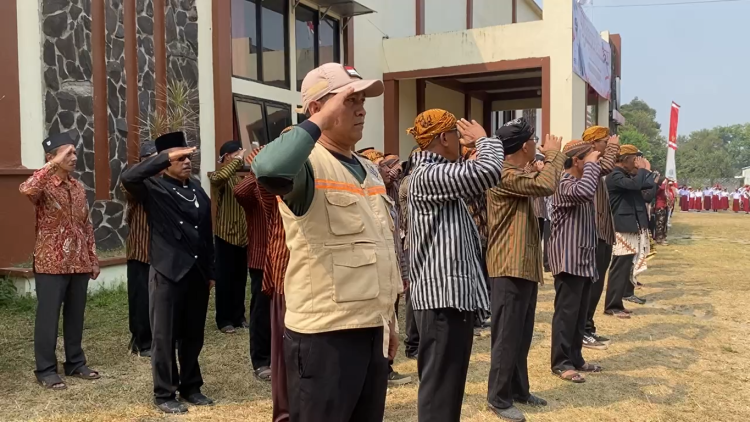 Upacara Kemerdekaan Lintas Generasi di Blitar, Petani hingga Pelajar Tumpah Ruah Berbaju Adat