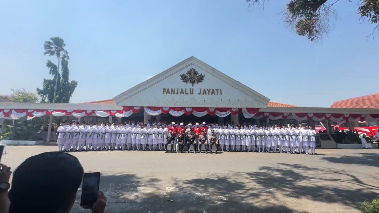 Kukuhkan 75 Paskibraka Standar Istana, Bupati Kediri Wanti-Wanti soal Bullying dan Pernikahan Dini