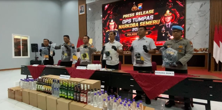 Ibu Rumah Tangga Nekat Bisnis Oplosan Pil Koplo, Operasi Semeru Polres Blitar Ringkus 13 Pengedar
