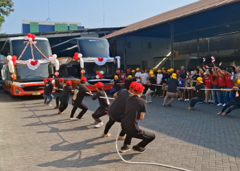 Lomba Adu Kuat Tarik Bus 12 Ton Semarakkan Kemerdekaan di Tulungagung