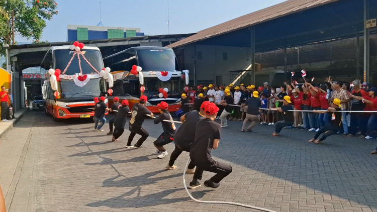 Lomba Adu Kuat Tarik Bus 12 Ton Semarakkan Kemerdekaan di Tulungagung