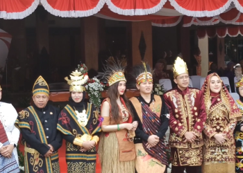Berkostum Adat Asmat Pimpin Upacara Kemerdekaan, Mas Ipin Sampaikan Pesan Perjuangan