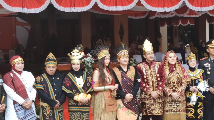 Berkostum Adat Asmat Pimpin Upacara Kemerdekaan, Mas Ipin Sampaikan Pesan Perjuangan