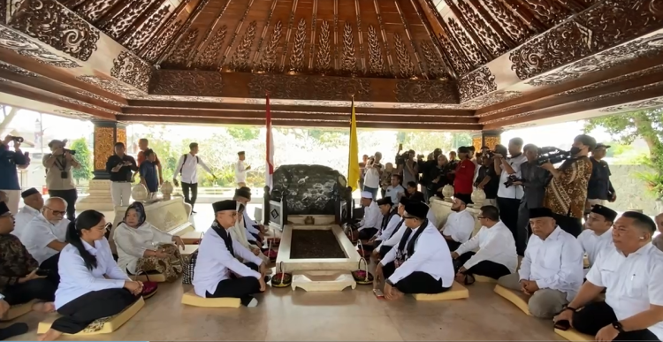 Perdana Ziarah ke Makam Sang Proklamator di Blitar, Ketua MPR RI Ingatkan Masyarakat Terus Bersyukur