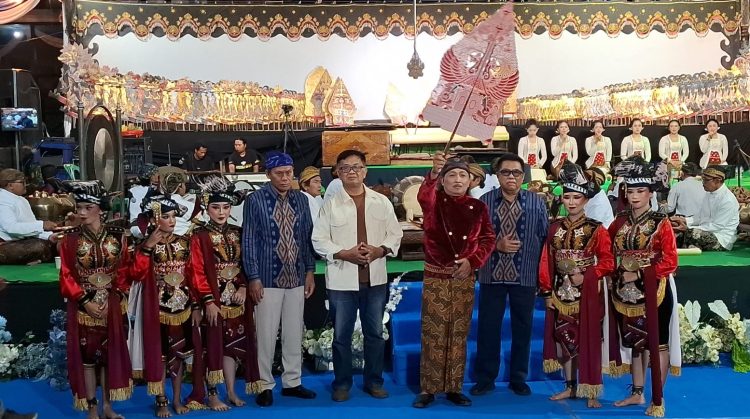 Pagelaran Wayang Kulit dan Penganugerahan Unit Kerja Unggul Dalam Rangkaian Dies Natalis ke-49 UNP Kediri