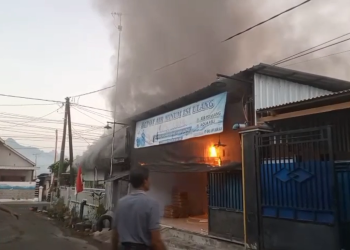 Diduga Dipicu Uap Bensin Disambar Api Dapur, Rumah dan Toko di Blitar Ludes Terbakar