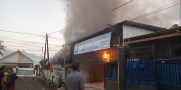Diduga Dipicu Uap Bensin Disambar Api Dapur, Rumah dan Toko di Blitar Ludes Terbakar