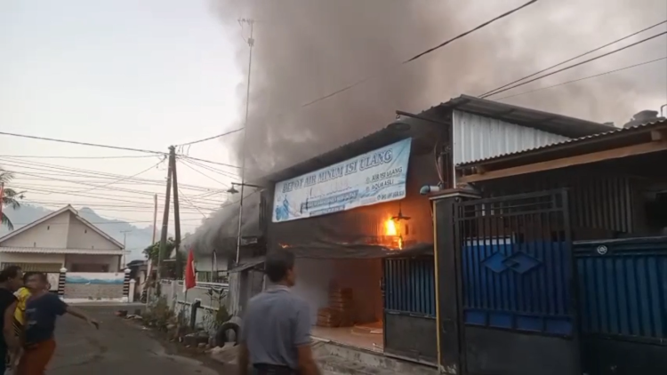 Diduga Dipicu Uap Bensin Disambar Api Dapur, Rumah dan Toko di Blitar Ludes Terbakar
