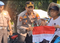 Kobar Nasionalisme Jelang HUT Ke-81 RI, Polsek Kediri Kota Bagikan Ratusan Bendera untuk Ojol dan Tukang Becak