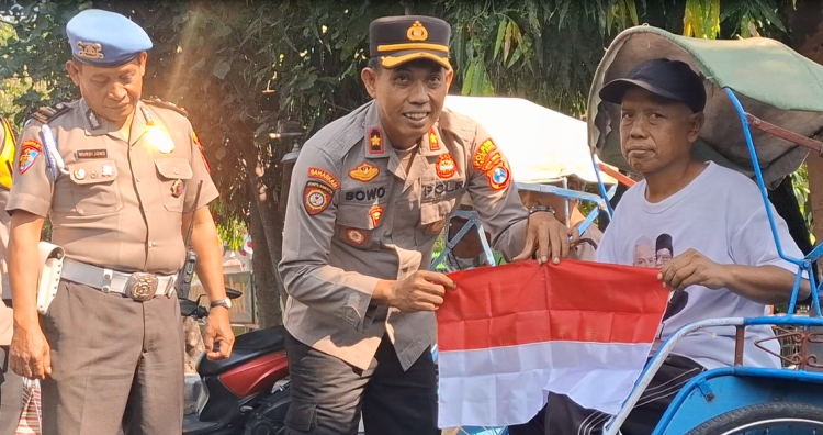 Kobar Nasionalisme Jelang HUT Ke-81 RI, Polsek Kediri Kota Bagikan Ratusan Bendera untuk Ojol dan Tukang Becak
