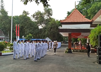 Tuntaskan Tugas Penurunan Bendera, Bupati Mas Ipin Titip Pesan Ini untuk Paskibraka Trenggalek