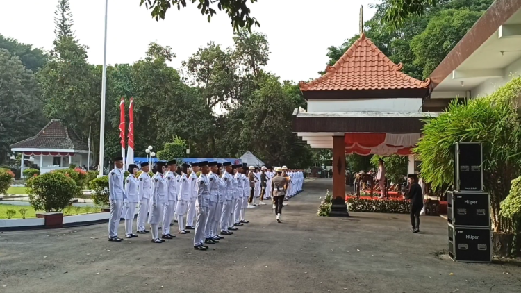 Tuntaskan Tugas Penurunan Bendera, Bupati Mas Ipin Titip Pesan Ini untuk Paskibraka Trenggalek