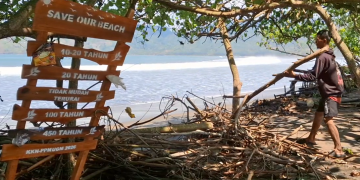 Banjir Rob Terjang Pantai Sidem Tulungagung, Sejumlah Warung Rusak dan Bagan Nelayan Hanyut