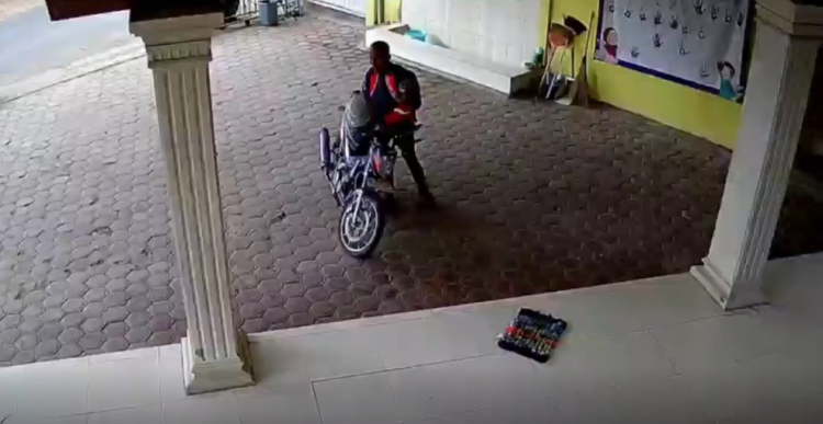 Terekam CCTV, Kotak Amal Masjid di Trenggalek Dibobol Maling,