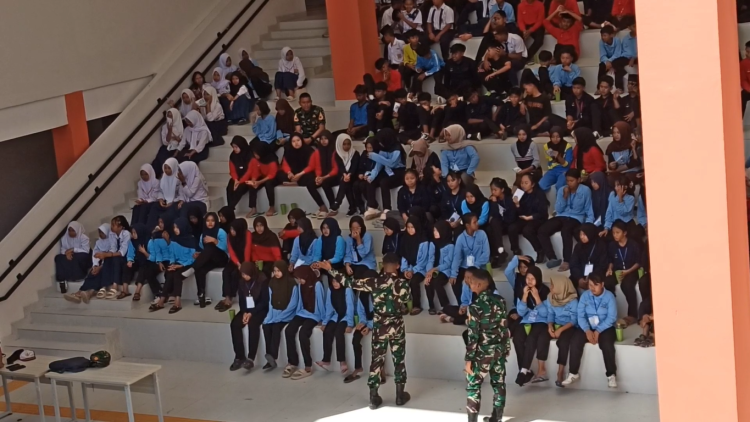 Bentuk Karakter Unggul, Taruna TNI Gembleng Siswa Baru SRT 1 Trenggalek Selama MPLS