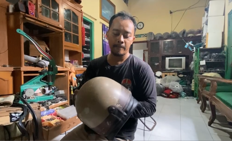 Berawal dari Coba-Coba, Pria asal Blitar Sukses Tekuni Bisnis Restorasi Helm Klasik