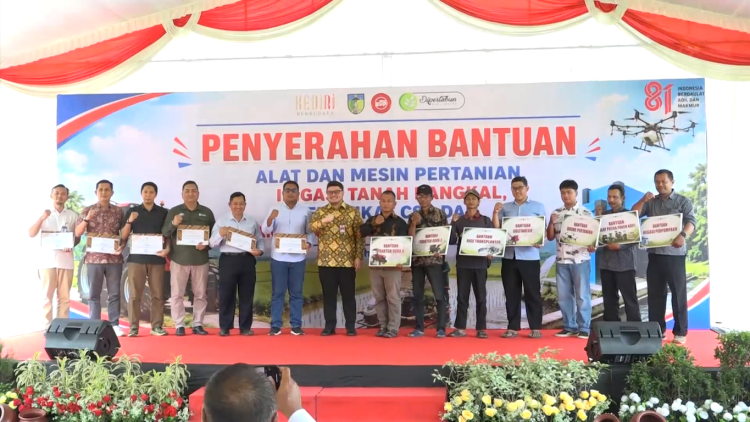 Bupati Kediri Salurkan Ratusan Alsintan Canggih untuk Petani