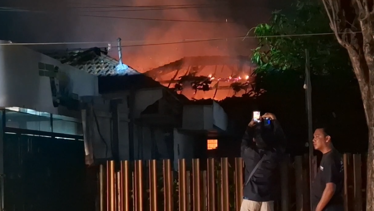 Diduga Korsleting Rice Cooker, Rumah Warga Pesantren Kediri Ludes Terbakar
