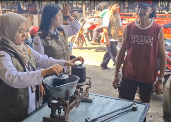 Cegah Kecurangan, Disperdagin Kota Kediri “Jemput Bola” Lakukan Tera Ulang Timbangan di Pasar Tradisional