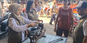 Cegah Kecurangan, Disperdagin Kota Kediri “Jemput Bola” Lakukan  Tera Ulang Timbangan di Pasar Tradisional