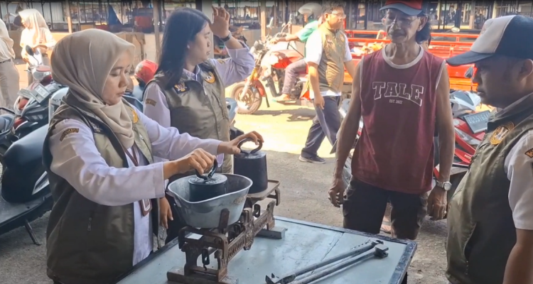 Cegah Kecurangan, Disperdagin Kota Kediri “Jemput Bola” Lakukan Tera Ulang Timbangan di Pasar Tradisional