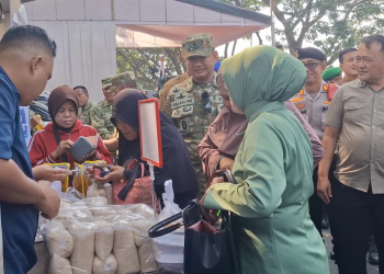Gempur Harga Pasar, Kodim 0809 Kediri Guyur 10 Ton Beras Murah di Simpang Lima Gumul