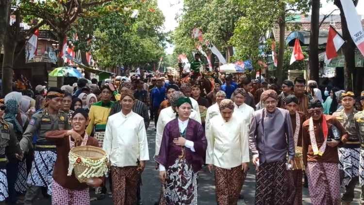 Puncak Hari Jadi Ke-832 Trenggalek: Ribuan Warga Tumplek Blek, Mas Ipin Rela Nyeker Pimpin Kirab Pusaka