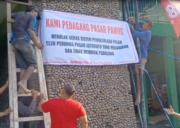 Protes Memanas, Pedagang Pasar Pahing Pasang Spanduk Tolak Perumda Joyoboyo