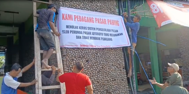 Protes Memanas, Pedagang Pasar Pahing Pasang Spanduk Tolak Perumda Joyoboyo
