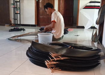 Cuan Mengudara di Musim Kemarau, Pemuda Durenan Sukses Ubah Hobi Layangan Jadi Bisnis