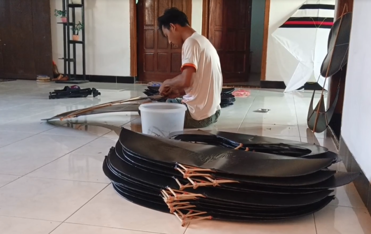 Cuan Mengudara di Musim Kemarau, Pemuda Durenan Sukses Ubah Hobi Layangan Jadi Bisnis