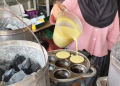 Sensasi Gurih Lumer Kue Lumpur Bakar Pare: Memanggang Pakai Arang, Sehari Laris Ratusan Paket