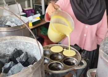 Sensasi Gurih Lumer Kue Lumpur Bakar Pare: Memanggang Pakai Arang, Sehari Laris Ratusan Paket