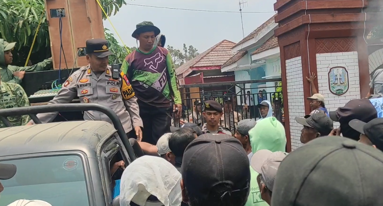Diduga Cemarkan Lingkungan, Ribuan Warga Puncu Kediri Mengamuk Tuntut Penambangan Pasir Ditutup